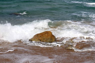 Kuzey İsrail 'de Akdeniz kıyılarında büyük taşlar bulunur. 