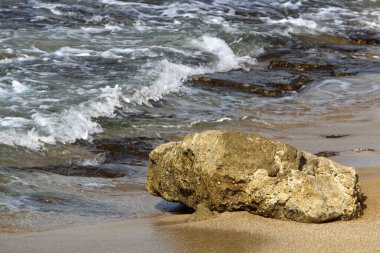 Kuzey İsrail 'de Akdeniz kıyılarında büyük taşlar bulunur. 