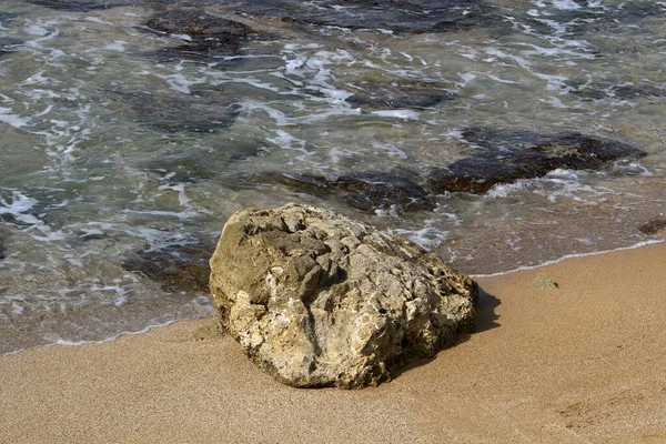 Большие Камни Лежат Берегу Средиземного Моря Северной Части Израиля — стоковое фото