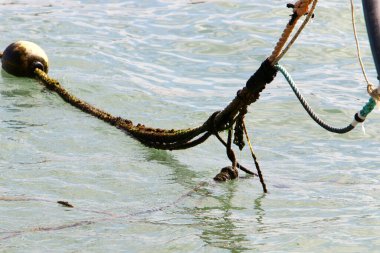 İsrail 'in Tel Aviv limanındaki gemi ve tekneleri bağlamak için iskelede bir ip.. 