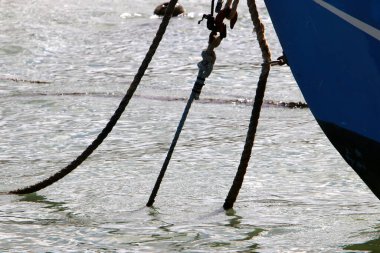 İsrail 'in Tel Aviv limanındaki gemi ve tekneleri bağlamak için iskelede bir ip.. 