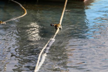 İsrail 'in Tel Aviv limanındaki gemi ve tekneleri bağlamak için iskelede bir ip.. 