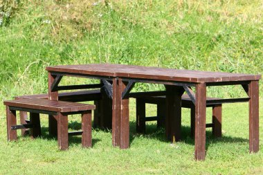 İsrail 'de Akdeniz' deki bir şehir parkında bir kafede sandalye ve masa. 