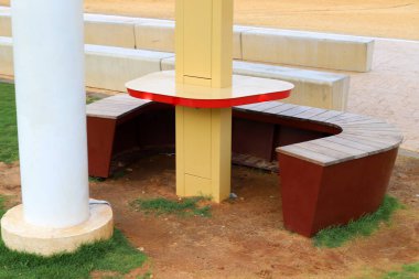 İsrail 'de Akdeniz' deki bir şehir parkında bir kafede sandalye ve masa. 