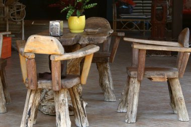 İsrail 'de Akdeniz' deki bir şehir parkında bir kafede sandalye ve masa. 