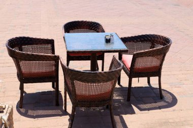 İsrail 'de Akdeniz' deki bir şehir parkında bir kafede sandalye ve masa. 