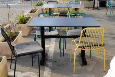 İsrail 'de Akdeniz' deki bir şehir parkında bir kafede sandalye ve masa. 