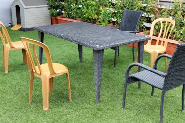 İsrail 'de Akdeniz' deki bir şehir parkında bir kafede sandalye ve masa. 