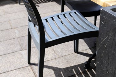 İsrail 'de Akdeniz' deki bir şehir parkında bir kafede sandalye ve masa. 