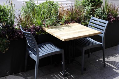 İsrail 'de Akdeniz' deki bir şehir parkında bir kafede sandalye ve masa. 