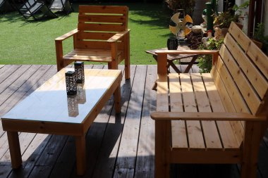 İsrail 'de Akdeniz' deki bir şehir parkında bir kafede sandalye ve masa. 