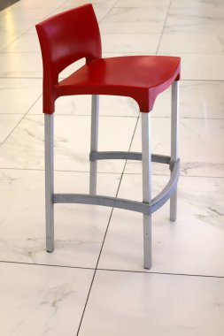 İsrail 'de Akdeniz' deki bir şehir parkında bir kafede sandalye ve masa. 