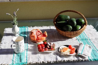 Bir şehir kafesinde masada atıştırmalıklar ve bira var. Misafirler için hazırlandı. 
