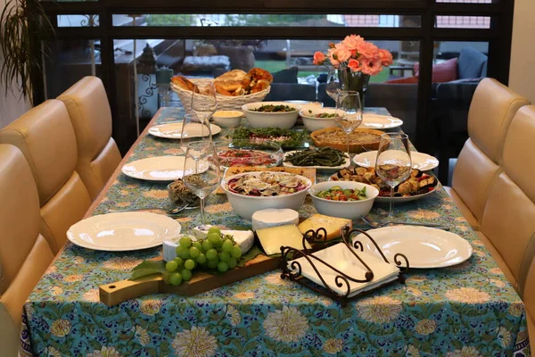 Bir şehir kafesinde masada atıştırmalıklar ve bira var. Misafirler için hazırlandı. 