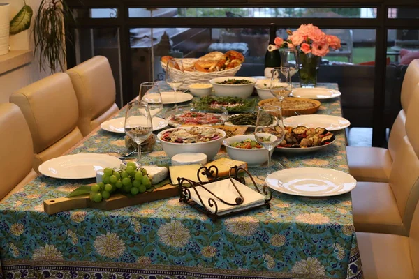 Bir şehir kafesinde masada atıştırmalıklar ve bira var. Misafirler için hazırlandı. 