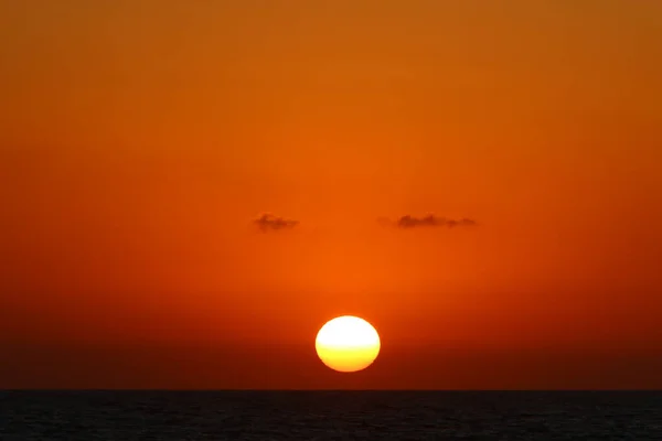 Sol Põe Sobre Horizonte Contra Iluminação Vermelha Ardente Céu — Fotografia de Stock