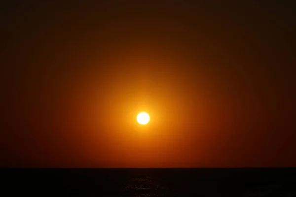 Die Sonne Geht Über Dem Horizont Unter Gegen Die Feuerrote — Stockfoto