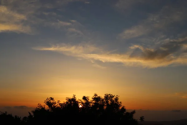 Sol Põe Sobre Horizonte Contra Iluminação Vermelha Ardente Céu — Fotografia de Stock