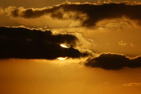 Sole Tramonta Sull Orizzonte Contro Ardente Illuminazione Rossa Del Cielo — Foto Stock