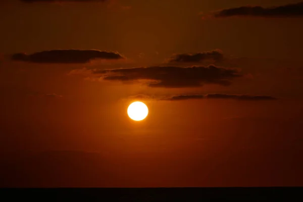 Sol Põe Sobre Horizonte Contra Iluminação Vermelha Ardente Céu — Fotografia de Stock