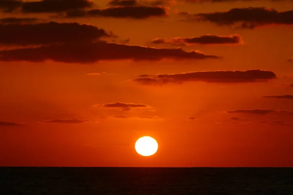 Sol Põe Sobre Horizonte Contra Iluminação Vermelha Ardente Céu — Fotografia de Stock