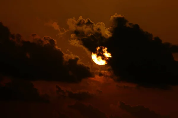 Sol Põe Sobre Horizonte Contra Iluminação Vermelha Ardente Céu — Fotografia de Stock