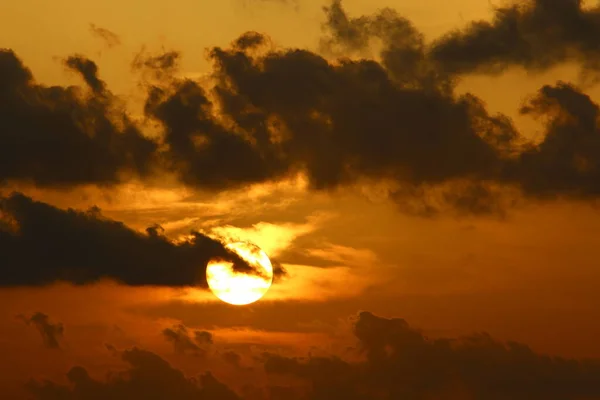 Die Sonne Geht Über Dem Horizont Unter Gegen Die Feuerrote — Stockfoto