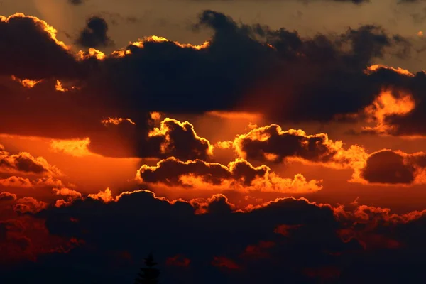 지평선 너머로 하늘의 불붙는 — 스톡 사진