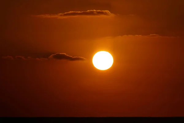 Die Sonne Geht Über Dem Horizont Unter Gegen Die Feuerrote — Stockfoto