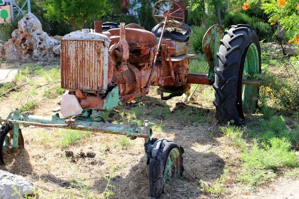 以色列北部的一个城市公园里站着古老的农业机械 — 图库照片