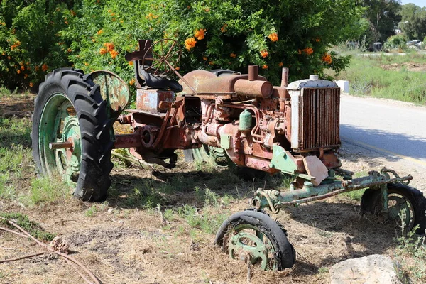 Stare Maszyny Rolnicze Stoją Parku Miejskim Północnym Izraelu — Zdjęcie stockowe