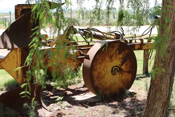 Maquinaria Agrícola Antigua Encuentra Parque Ciudad Norte Israel — Foto de Stock