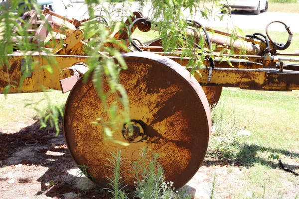 Maquinaria Agrícola Antigua Encuentra Parque Ciudad Norte Israel — Foto de Stock