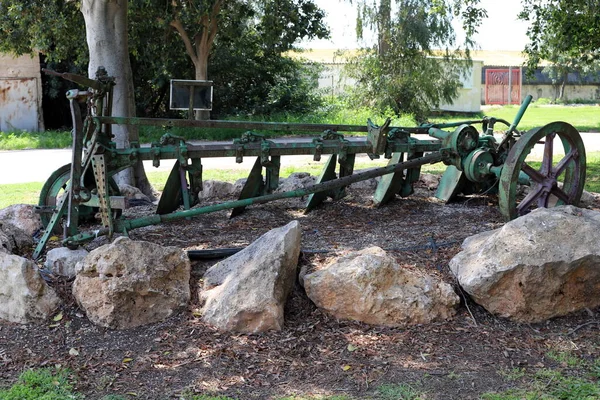 Gamla Jordbruksmaskiner Står Stadspark Norra Israel — Stockfoto