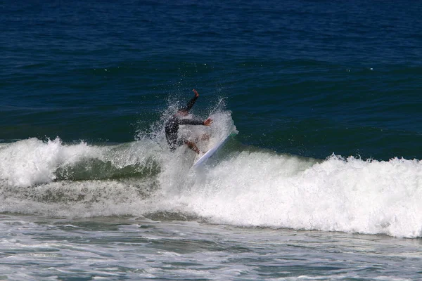 Surfista Montando Uma Prancha Especial Ondas Grandes Mar Mediterrâneo — Fotografia de Stock