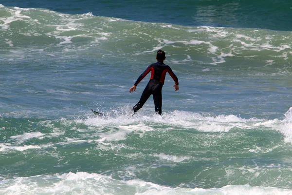 Akdeniz Büyük Dalgalarda Sörf Yapan Özel Bir Sörfçü — Stok fotoğraf