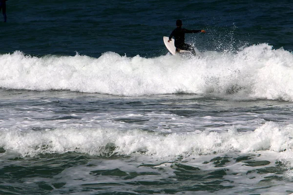Surfista Montando Una Tabla Especial Sobre Grandes Olas Mar Mediterráneo —  Fotos de Stock