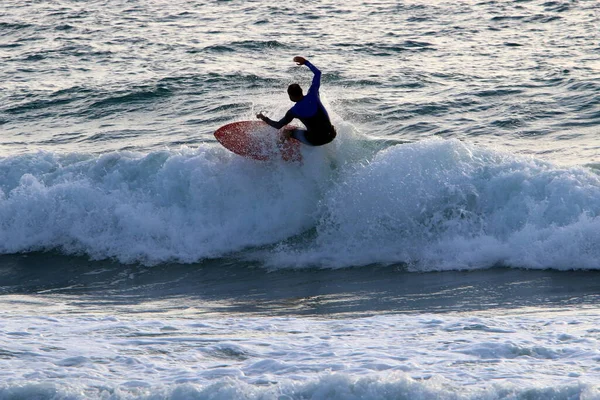 Surfista Montando Una Tabla Especial Sobre Grandes Olas Mar Mediterráneo — Foto de Stock