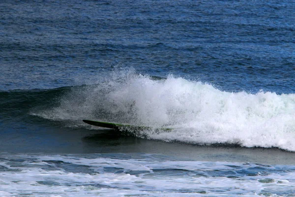 Surfista Montando Una Tabla Especial Sobre Grandes Olas Mar Mediterráneo —  Fotos de Stock