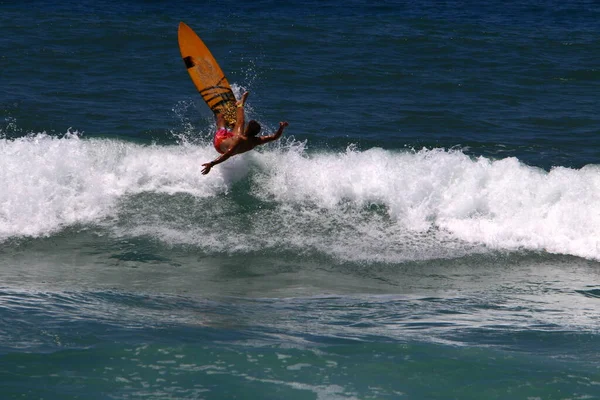 Surfer Jazda Specjalnej Planszy Dużych Falach Morzu Śródziemnym — Zdjęcie stockowe