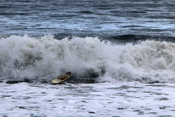 Surfista Montando Una Tabla Especial Sobre Grandes Olas Mar Mediterráneo — Foto de Stock