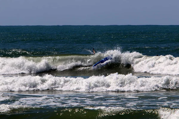 Surfista Montando Una Tabla Especial Sobre Grandes Olas Mar Mediterráneo — Foto de Stock
