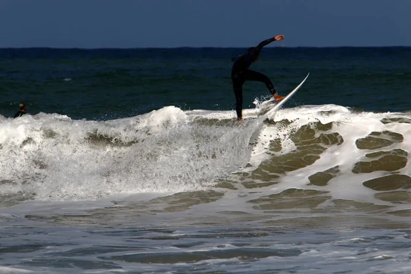 Surfer Auf Einem Speziellen Brett Auf Großen Wellen Mittelmeer — Stockfoto