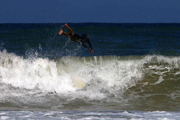 Surfista Montando Uma Prancha Especial Ondas Grandes Mar Mediterrâneo — Fotografia de Stock