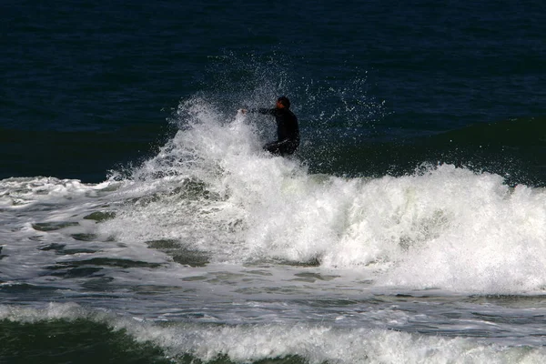 在地中海的巨浪中冲浪手乘坐一个特殊的冲浪板 — 图库照片