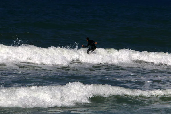 Surfista Montando Una Tabla Especial Sobre Grandes Olas Mar Mediterráneo —  Fotos de Stock