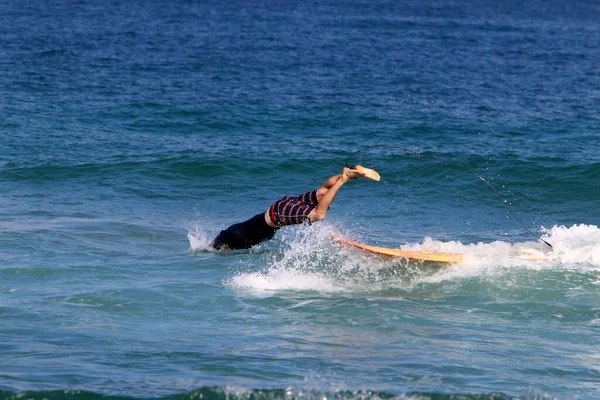 Surfista Montando Una Tabla Especial Sobre Grandes Olas Mar Mediterráneo —  Fotos de Stock