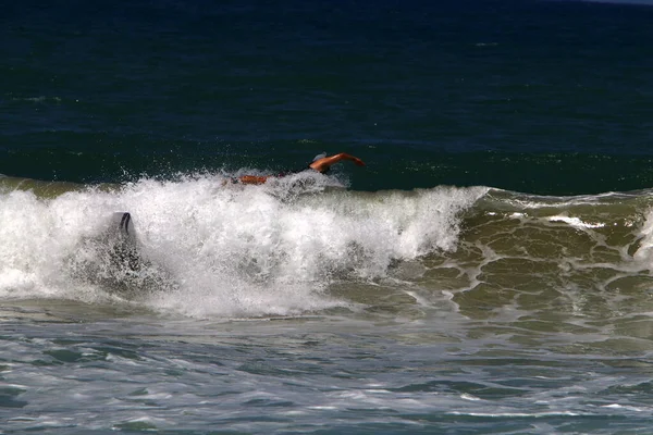 Surfista Montando Una Tabla Especial Sobre Grandes Olas Mar Mediterráneo — Foto de Stock