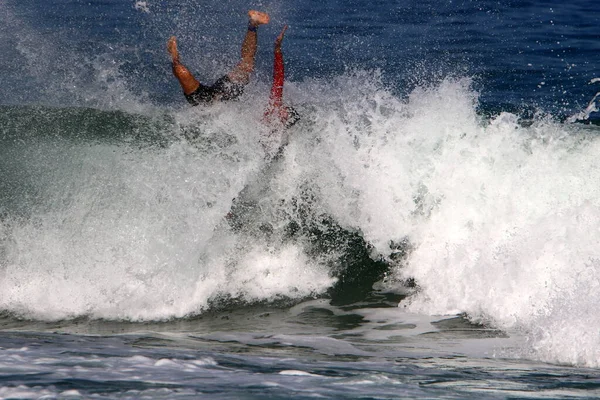 Surfista Montando Uma Prancha Especial Ondas Grandes Mar Mediterrâneo — Fotografia de Stock