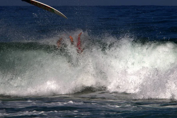 Surfista Montando Uma Prancha Especial Ondas Grandes Mar Mediterrâneo — Fotografia de Stock